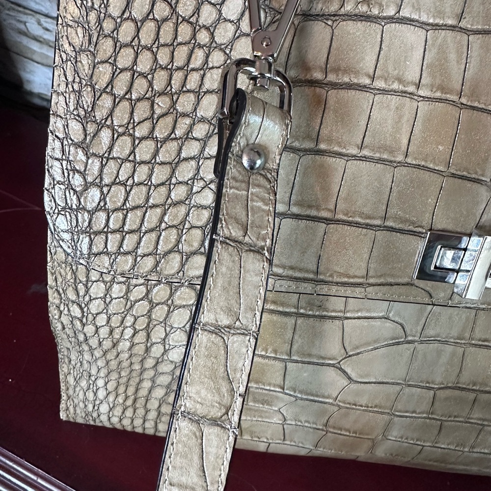 Claudia Firenze Genuine Italian Leather Croc Embossed Turnlock Flap Bag - Picture 4 of 13